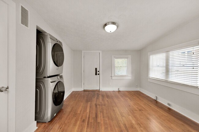 Building Photo - East Hill Cottage Available December 8th!