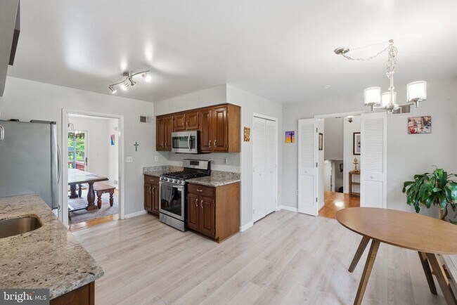 Building Photo - 9809 Sunset Dr