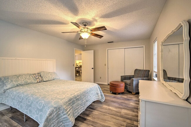 Building Photo - 6 Shumard Ct N