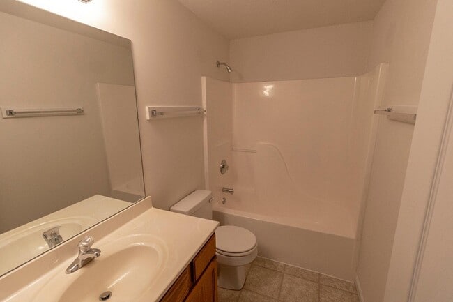 Building Photo - 3324 E St Charles Rd