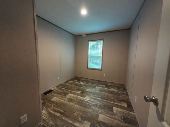 Building Photo - 463 Comanche Rd