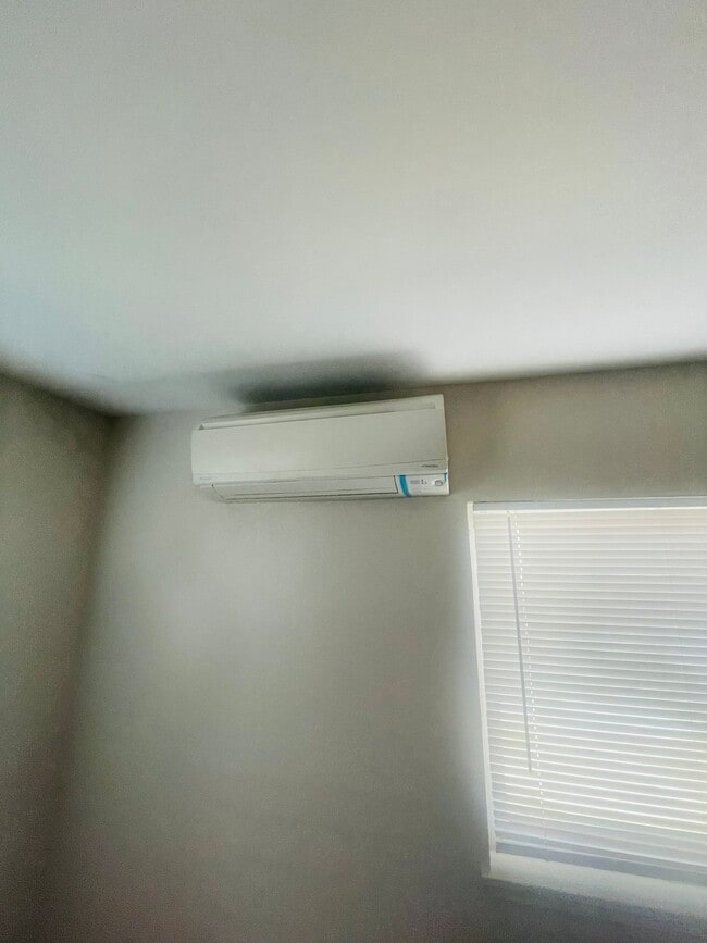 Building Photo - Renovated 2bed/1bath Duplex