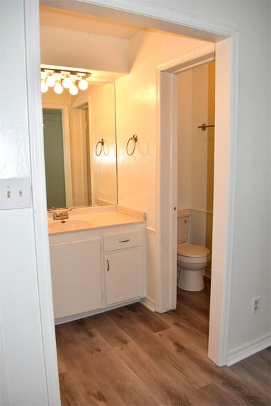 Building Photo - 1717 E Lindsey St