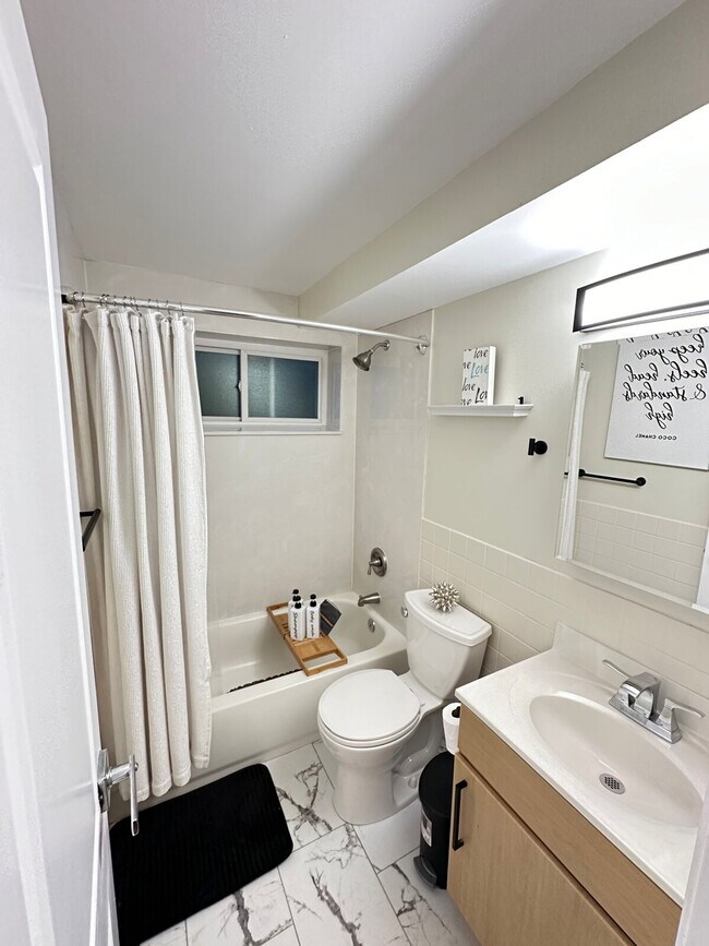 Building Photo - 5847 Sunshine Dr
