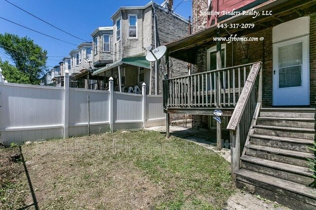 Building Photo - 2740 Parkwood Ave