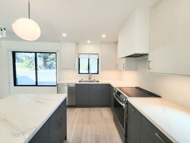 Building Photo - Meticulously renovated 2 bedroom duplex home in central San Mateo