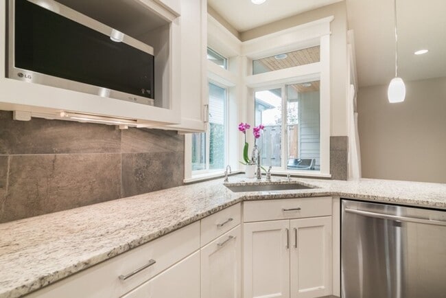 Building Photo - Luxury Townhome in the Heart of Lake Osweg...