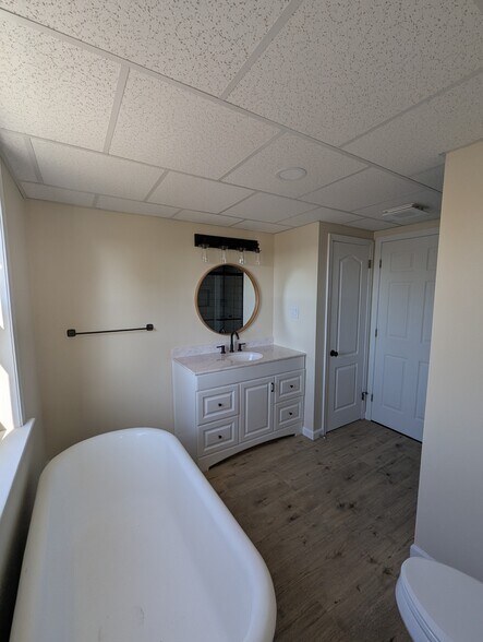 Building Photo - 228 School St