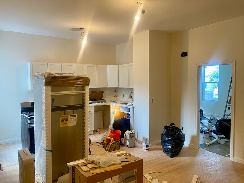 Building Photo - 126 Thorndike St