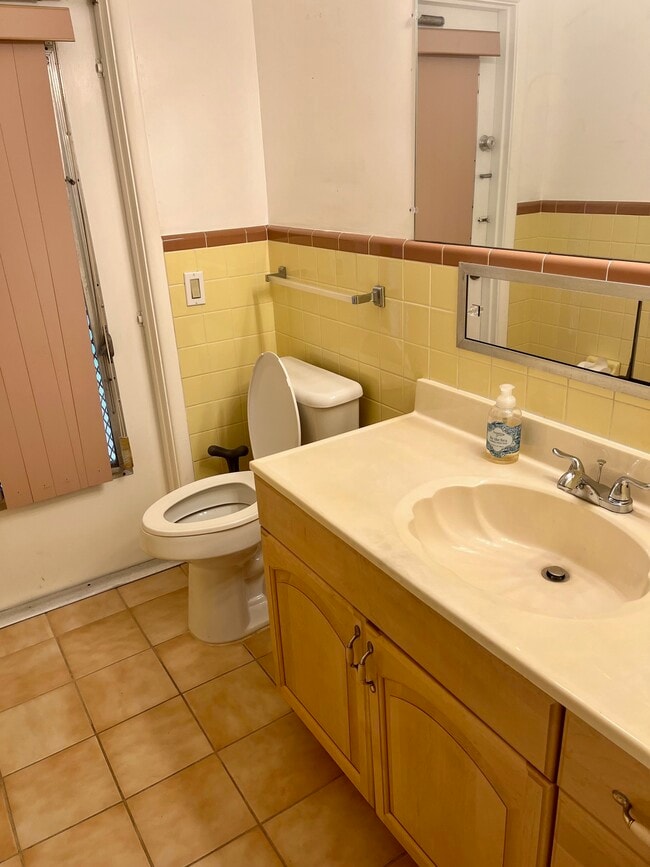 Building Photo - 1400 Beta Ct N