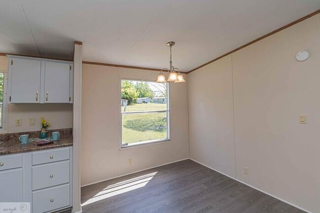 Building Photo - Move in Ready