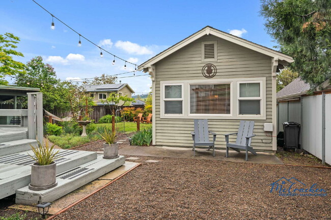 Building Photo - Charming Studio with Full Kitchen in Ashland
