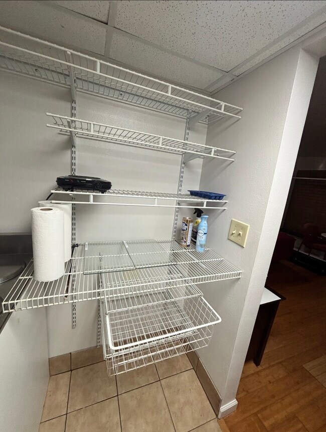 Building Photo - 928 Main St