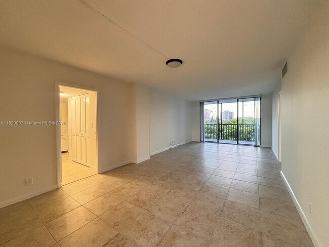 Building Photo - 3101 N Country Club Dr