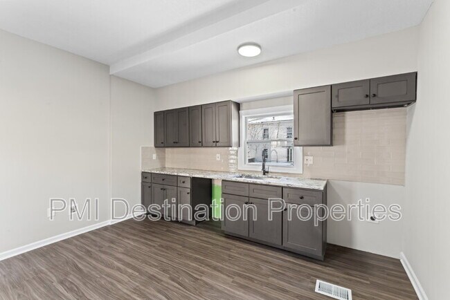 Building Photo - 811 N 10th St