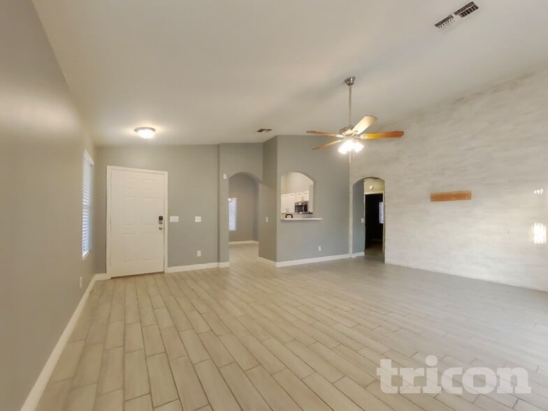 Building Photo - 8610 W Echo Ln