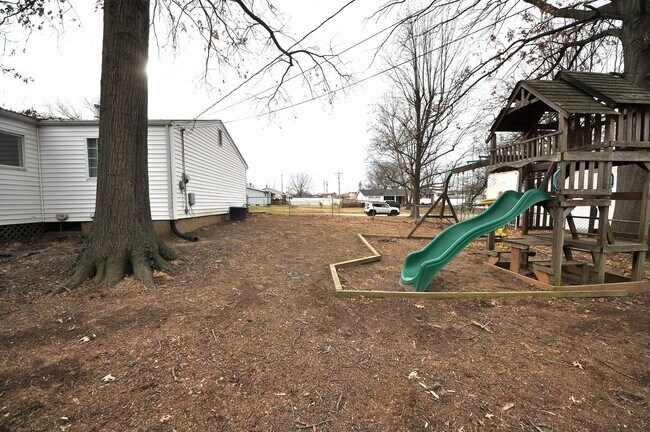 Building Photo - Freshly updated 3 Bedroom Home with a Full...