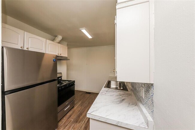 Building Photo - 210 Oak Dr SE