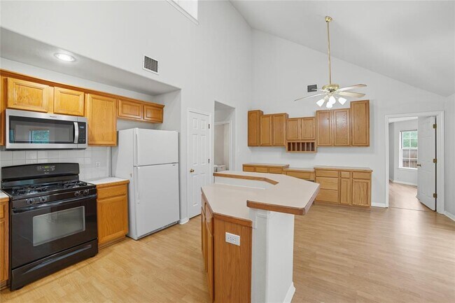 Building Photo - 1911 Cedar Bend Dr