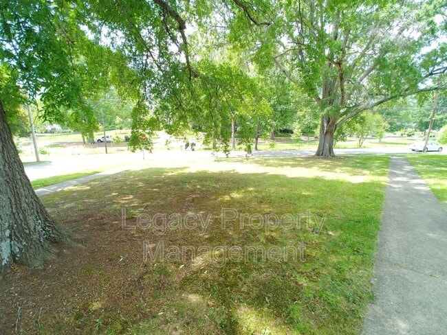 Building Photo - 601 E Willowbrook Dr