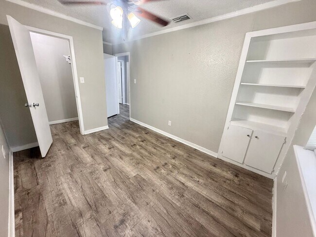 Building Photo - 1102 Lilac Dr