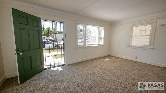 Building Photo - Historical 1 bedroom Cottage with yard!