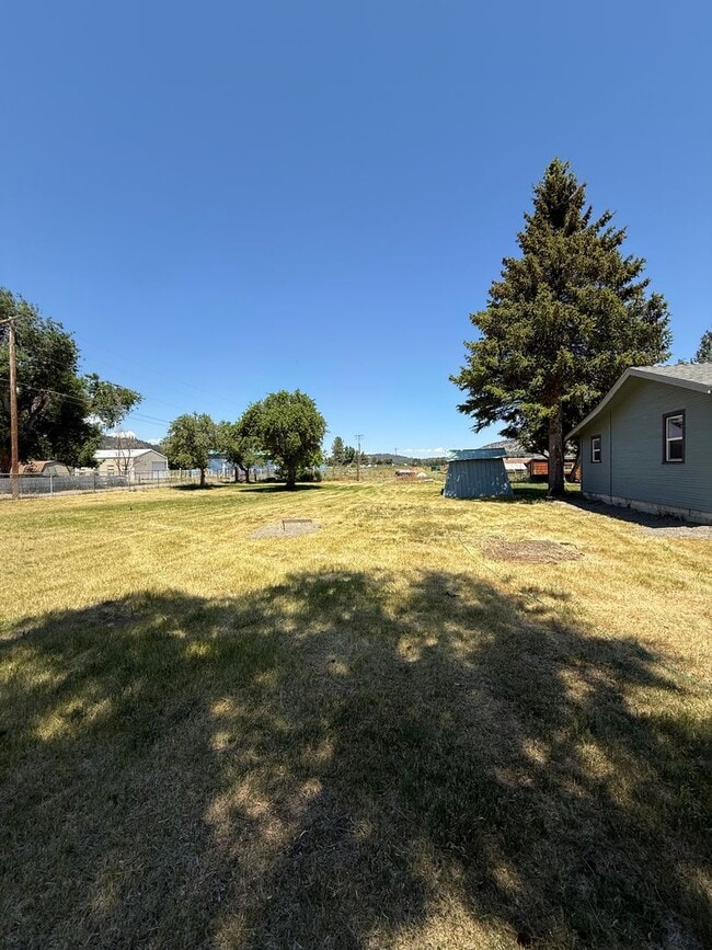 Building Photo - Adorable Renovated Farmhouse!