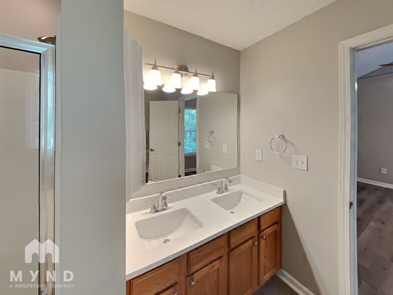 Building Photo - 6053 Shining Oak Ln