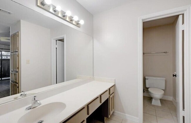 Building Photo - 1202 Thorpe Ln