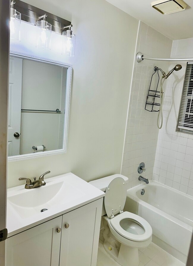 Building Photo - 2823 Day Ave