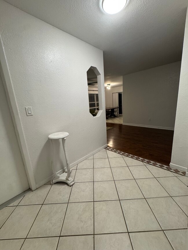 Building Photo - 6959 Aberfeldy Ave N