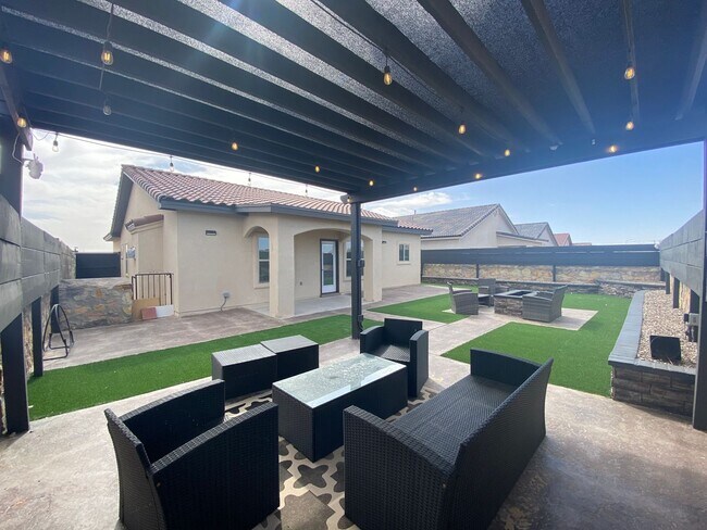 Building Photo - East El Paso 4 bed 2 bath Refrig A/C with gorgeous landscaping!