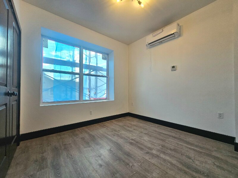 Building Photo - 11 Thomas St