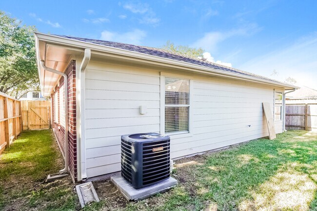 Building Photo - 22906 Sugar Bear Dr