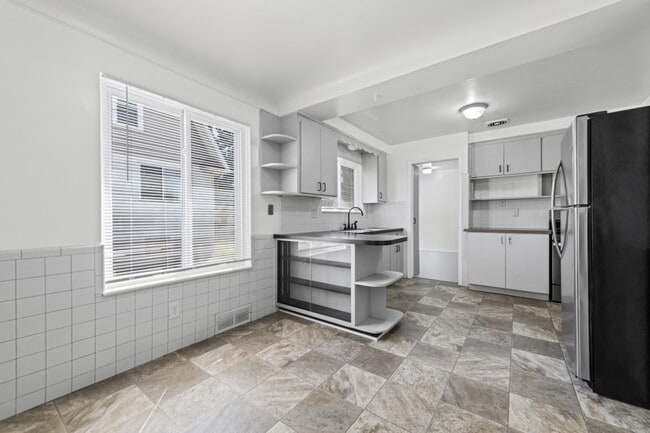 Building Photo - 22055 Elmwood Ave