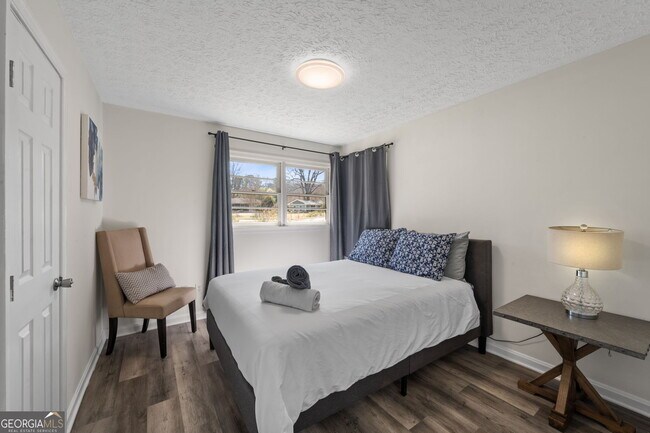 Building Photo - 1954 Woodbine Terrace NE