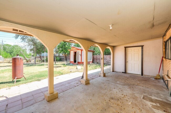 Building Photo - 806 Bustamante St