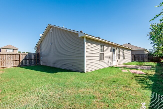 Building Photo - 3 Bedroom 2 Bath Home Near Wal Mart HQ!
