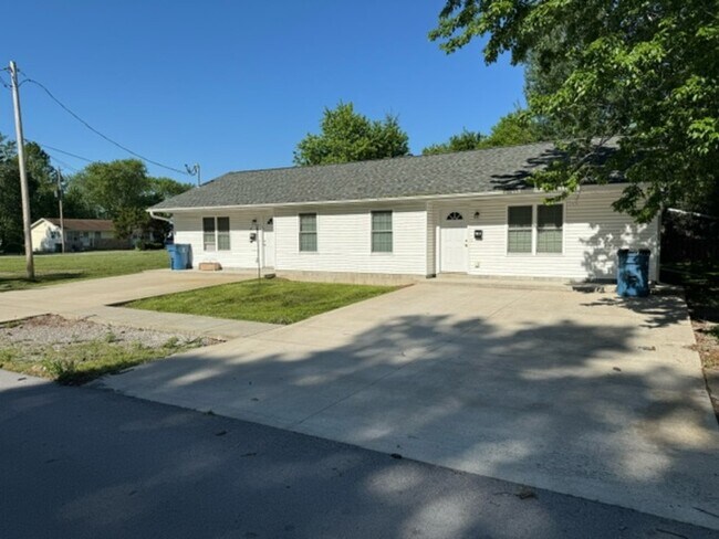 Primary Photo - 702 N Washington St