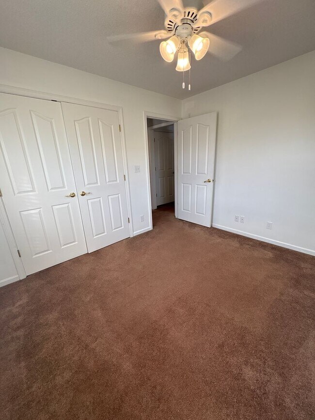 Building Photo - SPACIOUS & Beautiful Home Just Outside She...