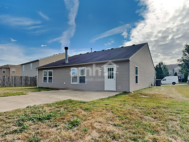 Building Photo - 5624 Grassy Bank Dr