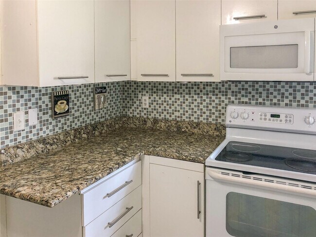 Building Photo - 5614 Hammock Ln