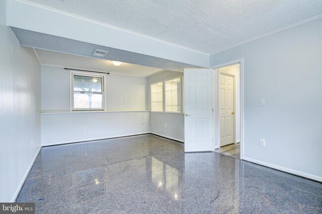 Building Photo - 618 Worchester St