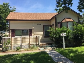 Building Photo - Completely renovated Large house, perfect for a family or young professional!