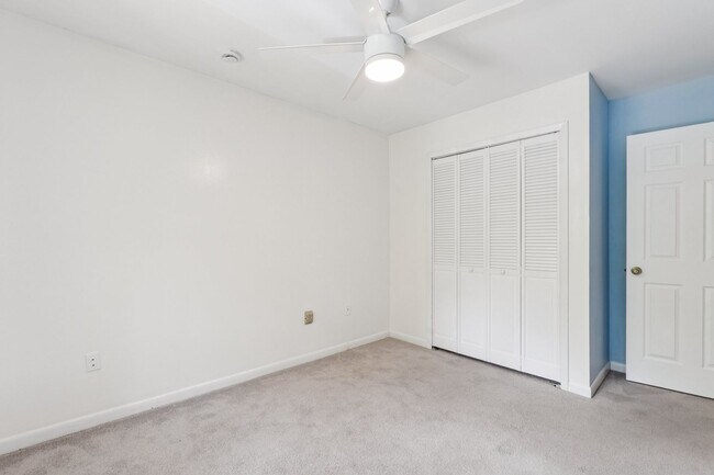 Building Photo - This is Reston living at its finest!