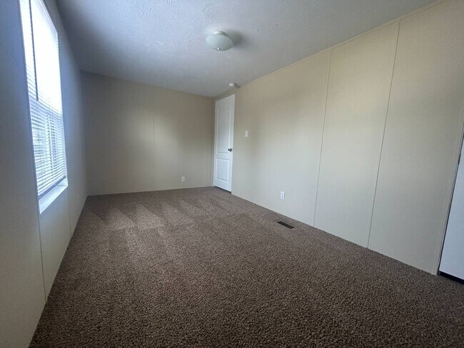 Building Photo - 783 Amherst Ln