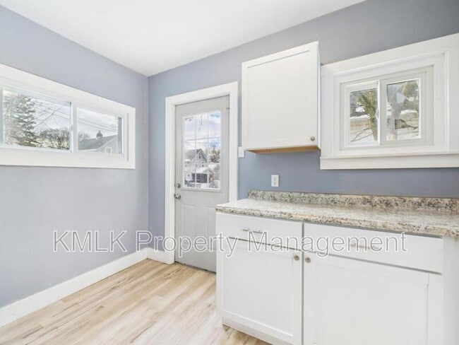 Building Photo - 594 Columbia Ave