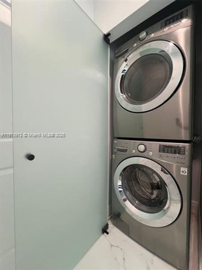 Building Photo - 7910 Harbor Island Dr