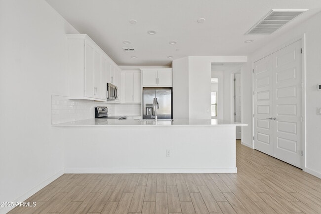Building Photo - 4658 S Vapor