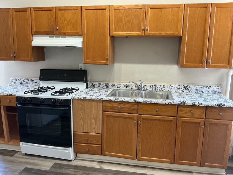 Building Photo - 61 1/2 S 15th St